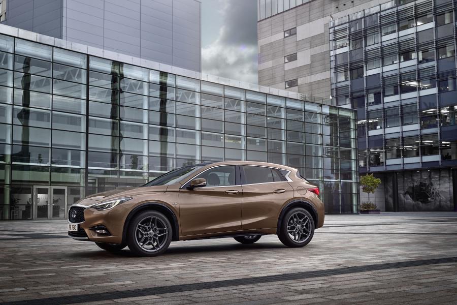  Infiniti Q30 2.2d 2015 года  (фото 5 из 11)